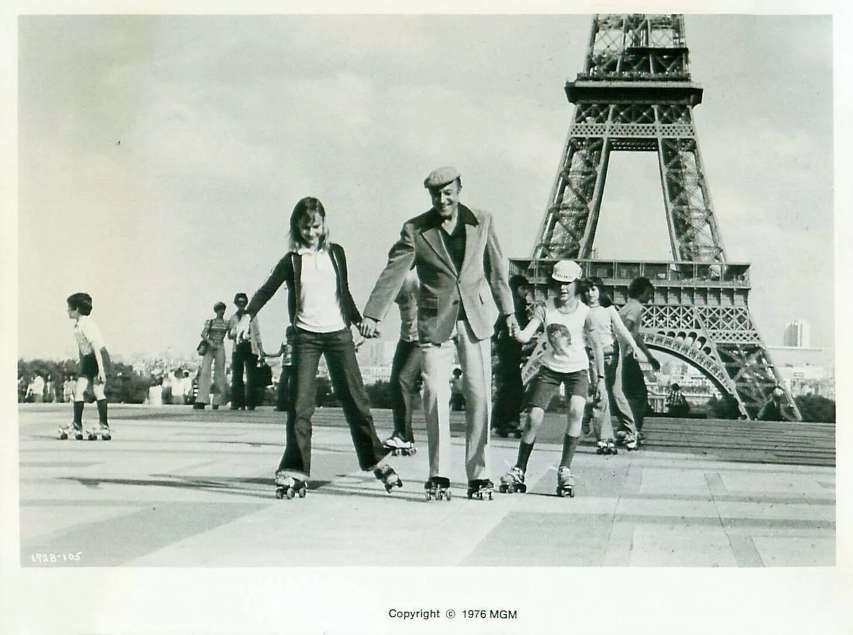 Gene Kelly au Trocadéro avec des enfants parisiens dans "That's Entertainement - part 2" (1976)