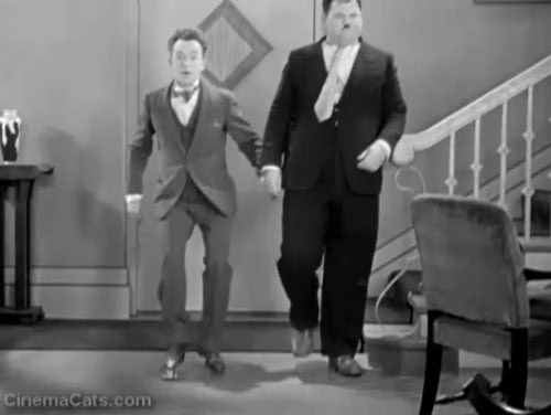 Laurel et Hardy : une chute malencontreuse dans Brats