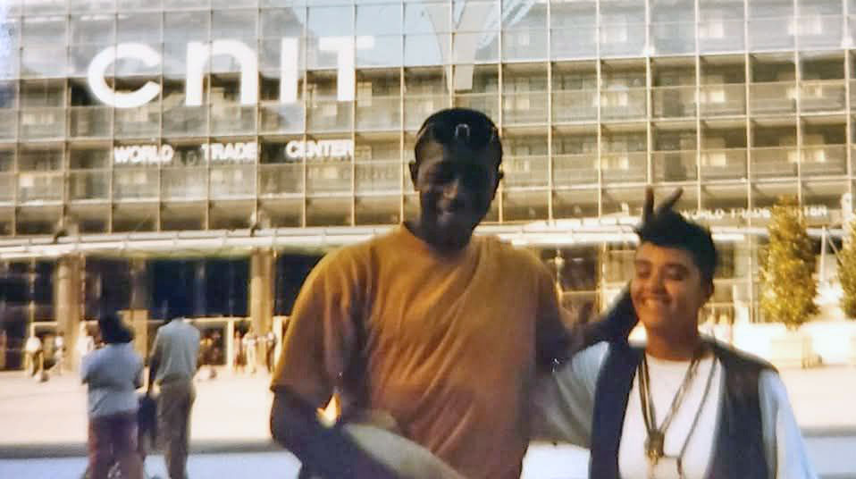 Alex Diboundou et Yam devant le CNIT à La Défense