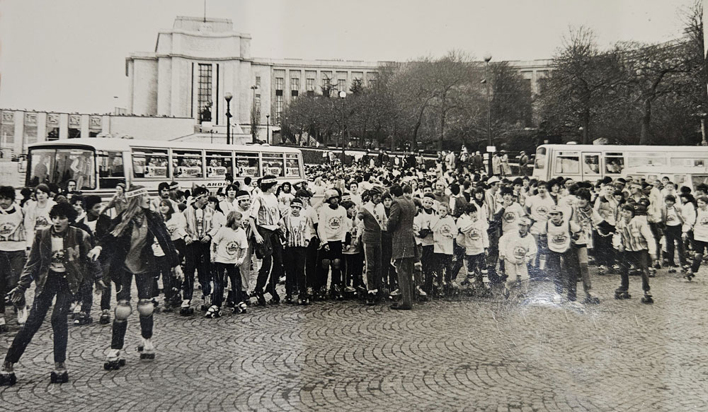 Les patineuses et patineurs du premier Paris sur Roulettes en 1981
