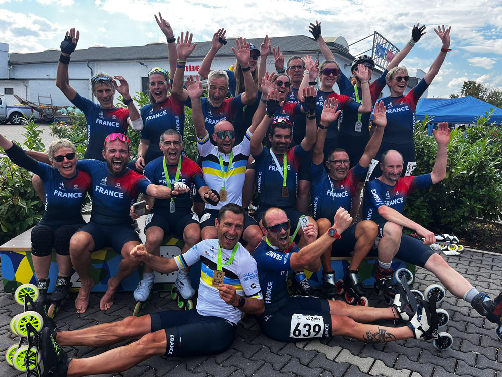 L'équipe de France Masters de marathon roller 2025 célèbre ses résultats.
