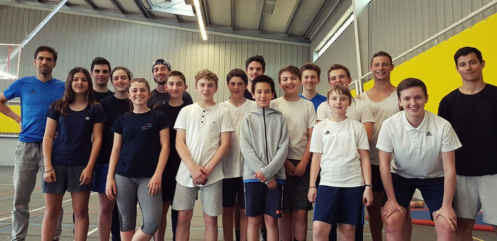 Pierre Célat et un groupe de jeunes patineuses et patineurs