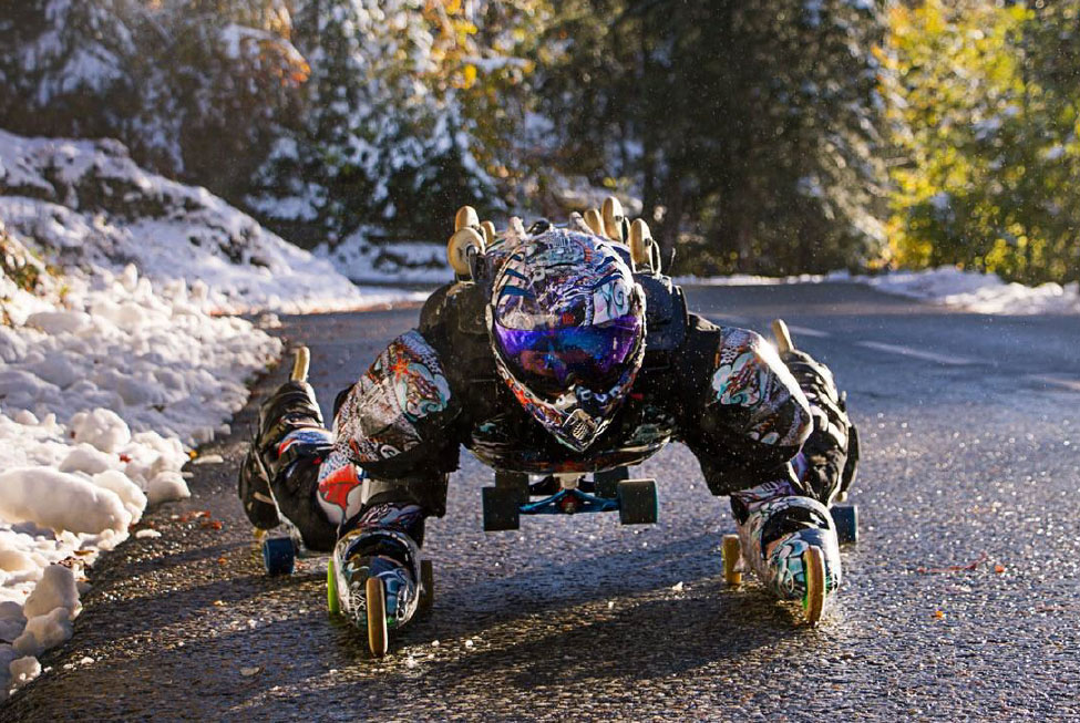Buggy Rollin dans une descente de montagne enneignée