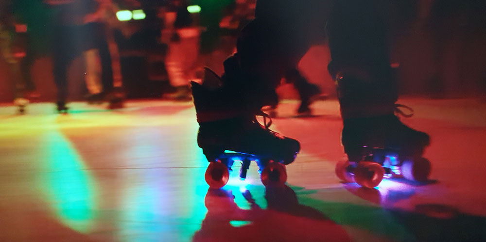 Des patins avec un dispositif lumineux sous la chaussure dans "The Kitchen"