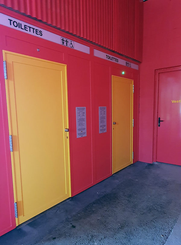 Les sanitaires et les vestiaires près de l'entrée 1