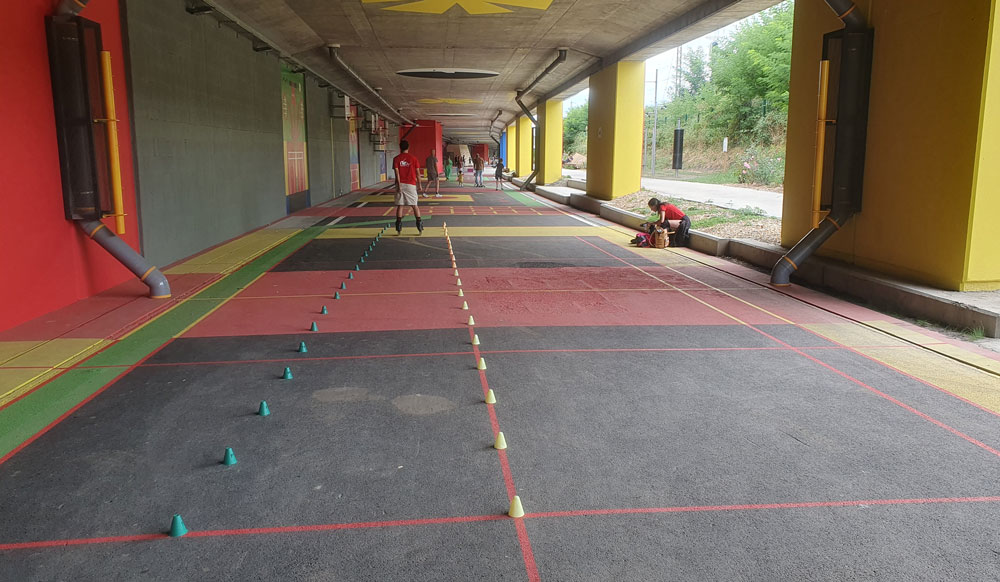 Les terrains de volley, tennis et badminton se situent à l'entrée