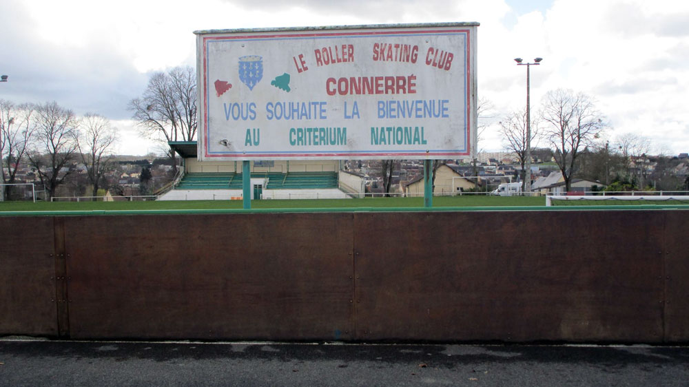 Le panneau commémoratif du critérium national de Connerré