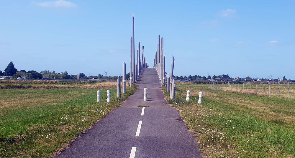 Le pont cyclable et piéton au dessus de la route N171