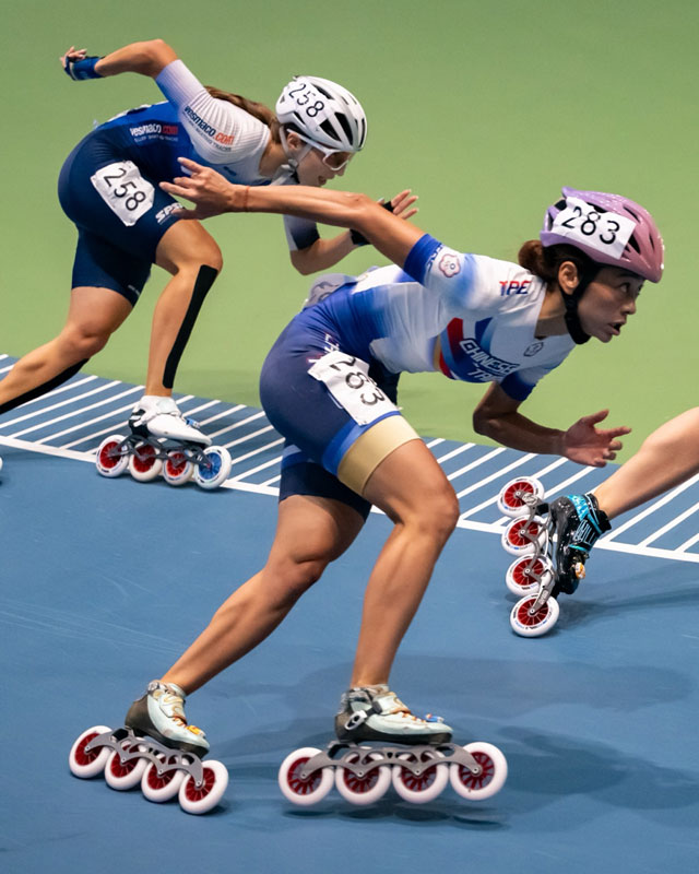 Les femmes aux prises sur le 500 m sprint au championnat du monde de roller course 2025