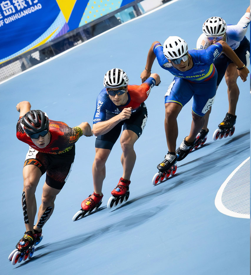 Les seniors hommes sur le 1000 m piste au championnat du monde de roller course 2025
