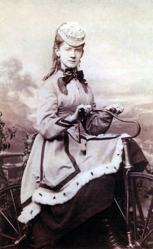 Carrie Augsta Moore sur un vélocipède