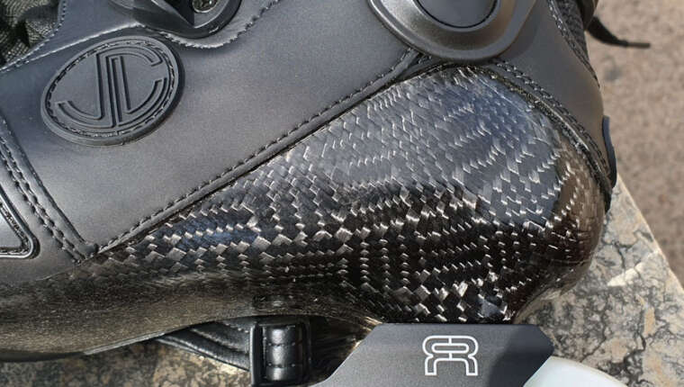 Le carbone visible de la coque du SL Seven
