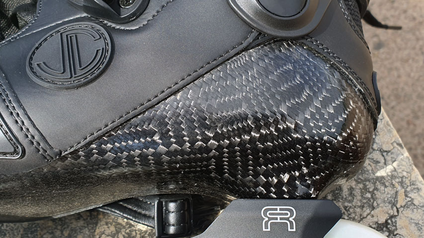 Le carbone visible de la coque du SL Seven