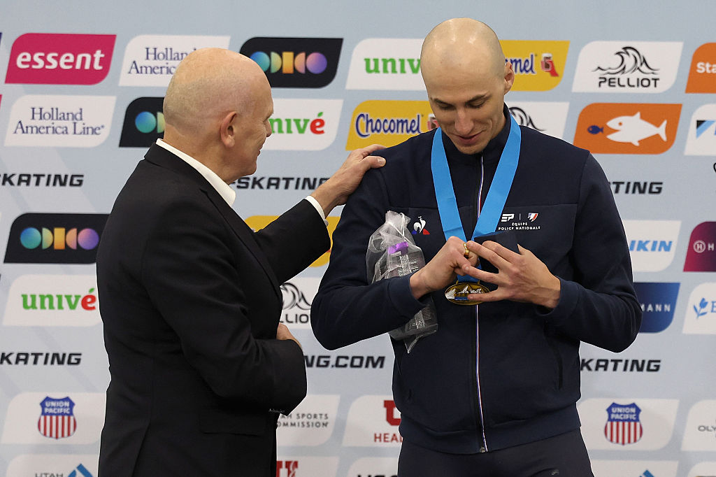Le vice-président de l'ISU, Tron Espeli, remet à Loubineaud une bague de record du monde pour commémorer son exploit. © ISU