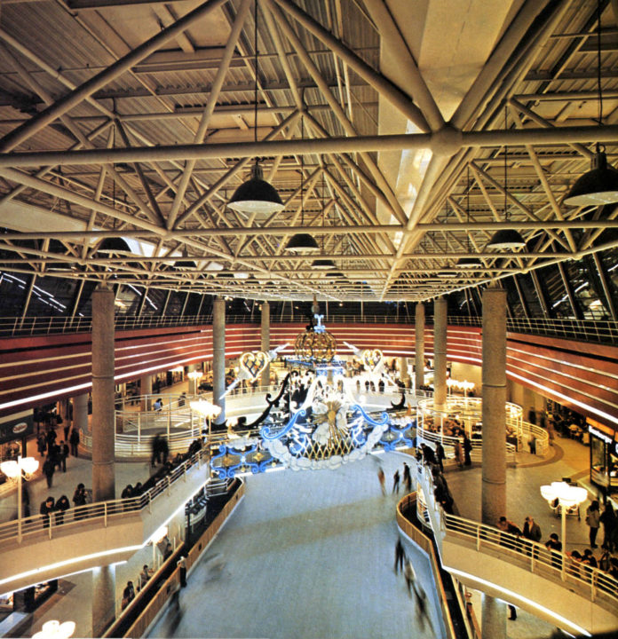 La patinoire du Centre Commercial des 4 Temps au début des années 1980