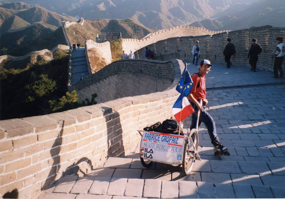 Sur la muraille de Chine en roller avec sa remorque