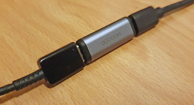 Nous avons dû investir dans un adapateur pour utiliser notre chargeur de téléphone avec le sèche-chaussures Alpenheat Circulation en USB-C