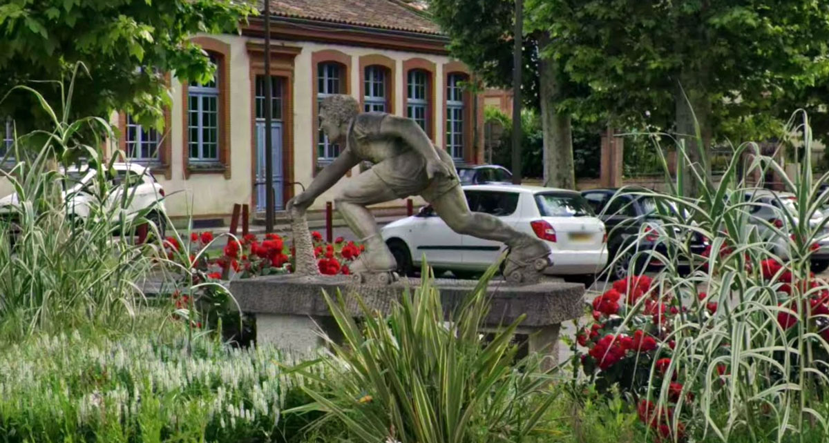 Le patineur à roulettes d'Antonio Alos Moreno (1974) sur son socle à Grenade-sur-Garonne (31)