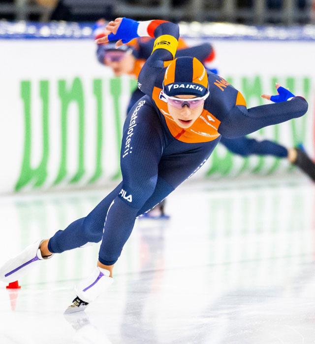 Patineuse en action lors de troisième étape de la Coupe du Monde ISU de longue piste à Heerenveen (Pays-Bas)
