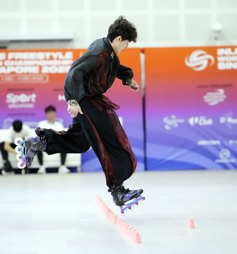 Patineur en slalom classic au championnat du monde inline freestyle 2025