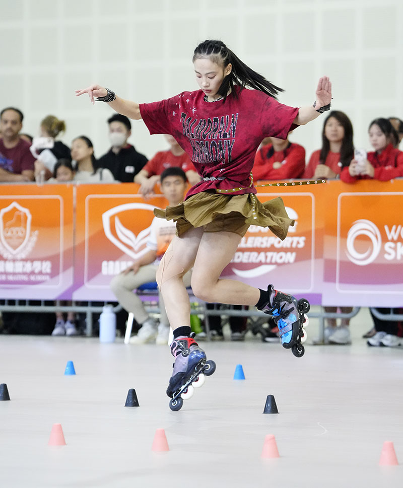 Patineuse en slalom classic au championnat du monde inline freestyle 2025