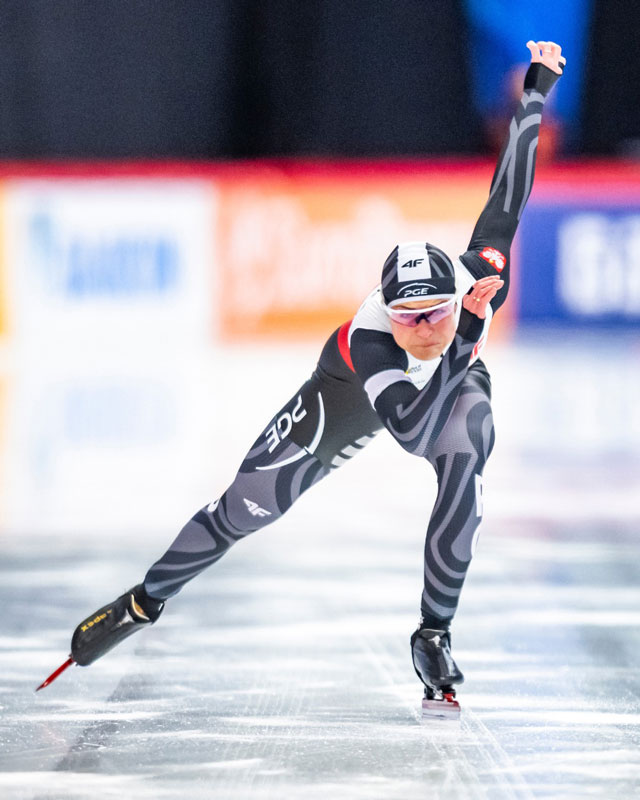 Patineuse en action sur la glace d'Inzell