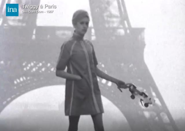 Twiggy au Trocadéro en 1967 en patins à roulettes