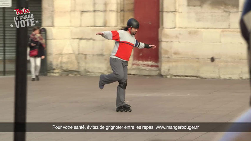 Dans la publicité Twix, ce patineur en roller ne roule que sur un pied