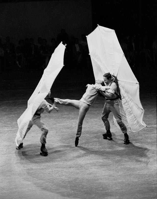 Trio de danseurs en patins à roulettes, extrait du spectacle Pelican de Robert Rauschenberg (1963)