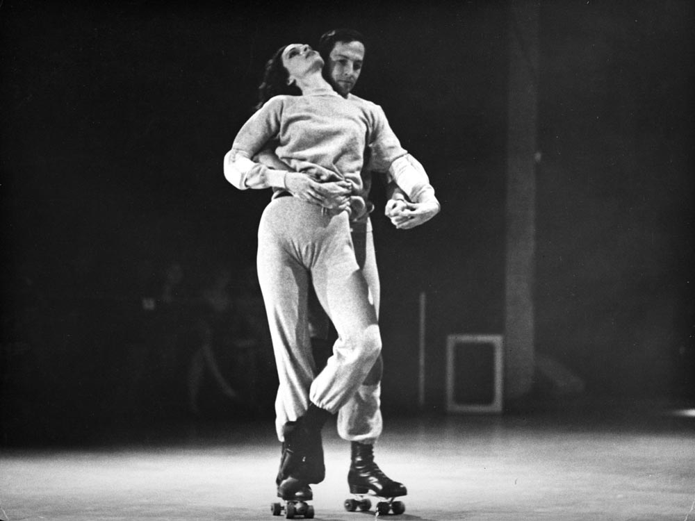 Couple de danseurs en patins à roulettes, extrait du spectacle Pelican de Robert Rauschenberg (1963)