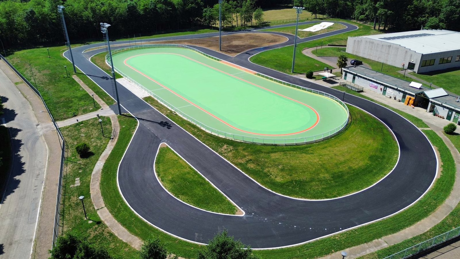 Vue aérienne de la piste de Cardano Al Campo et de son circuit routier