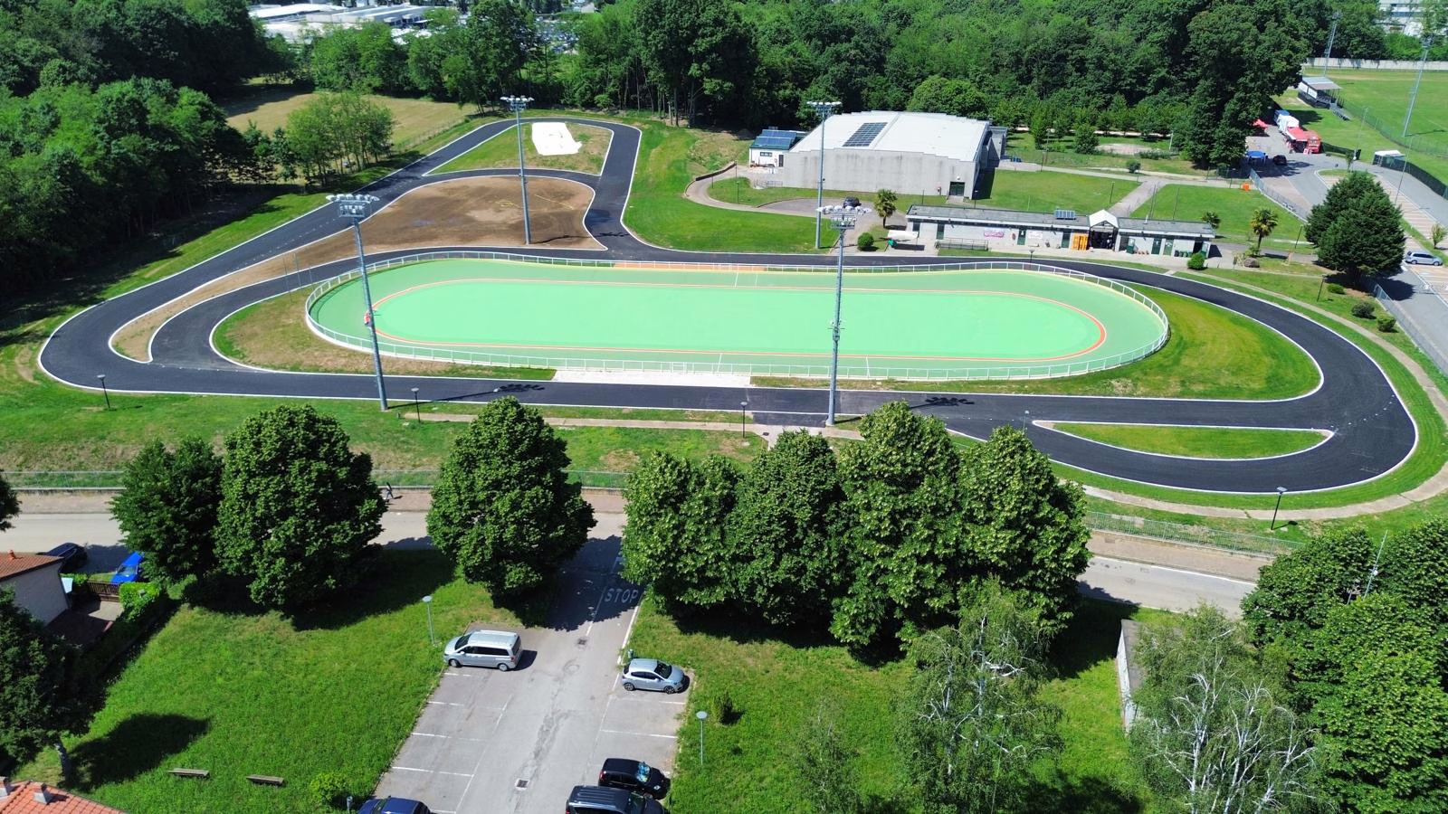 Plan éloigné de la piste et du circuit routier