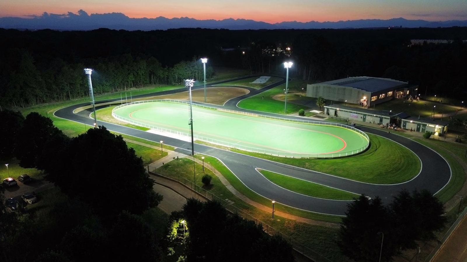 Image nocturne de la piste de Cardano Al Campo (Italie)