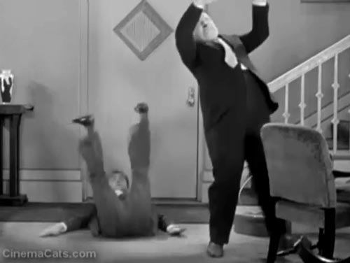 Laurel et Hardy dans "Brats" en 1930 - Stanley Laurel chute en arrière en marchant sur un patin à roulettes