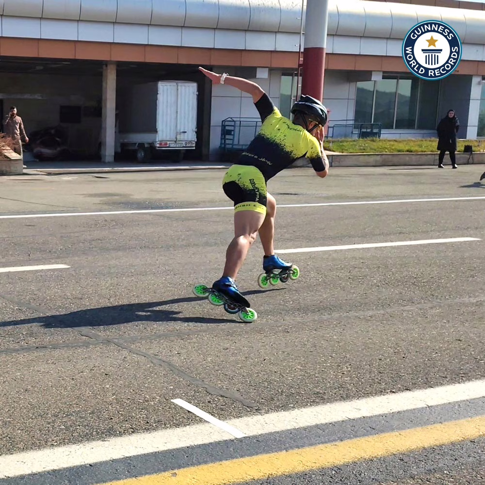 En action sur la piste de l'aéroport