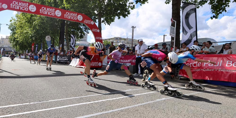 L'arrivée au sprint des dames lors du marathon WIC de Rennes sur Roulettes 2026 (photo : Julien Ermine)