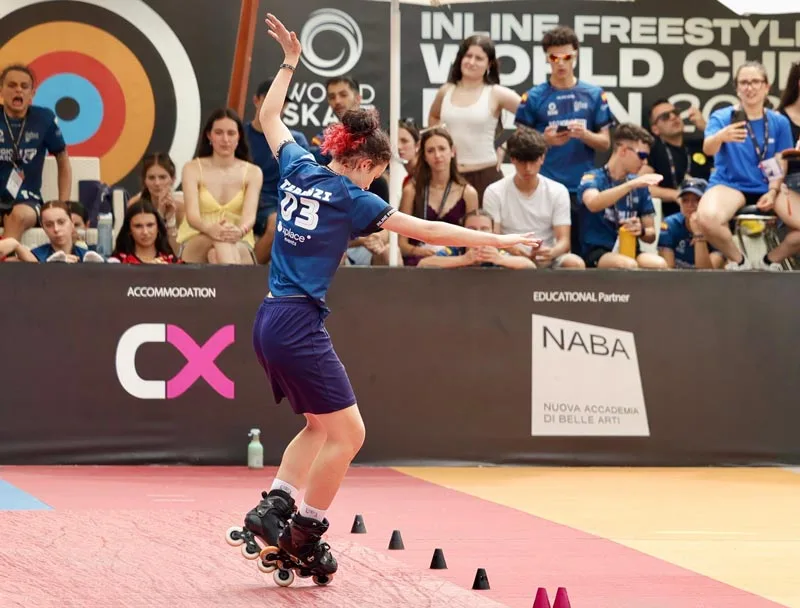 Patineuse en dérapage lors de la Hero Battle Cup 2026