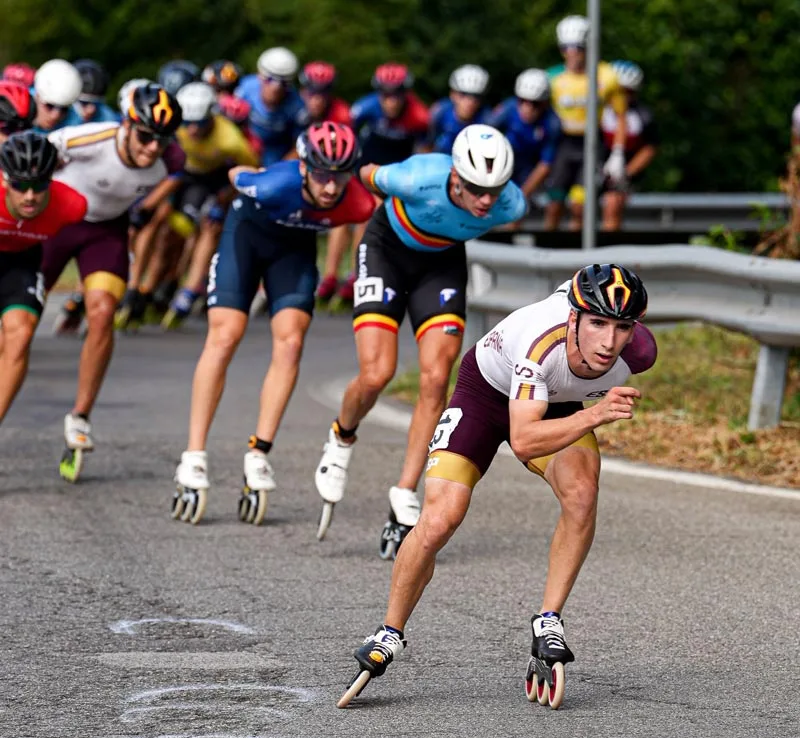 La tête de course des hommes au marathon du championnat d'Europe de roller course 2026