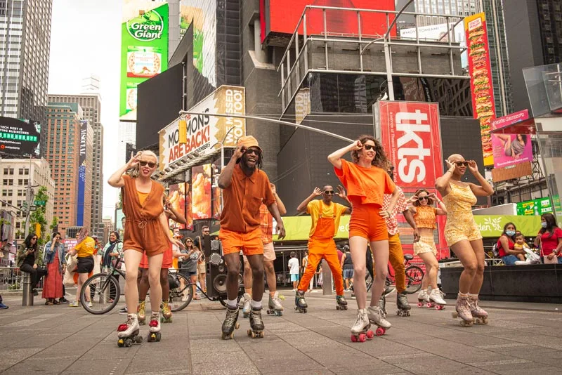 Show des Miss'Iles à Times Square en 2021 pour les lunettes de soleil Hut