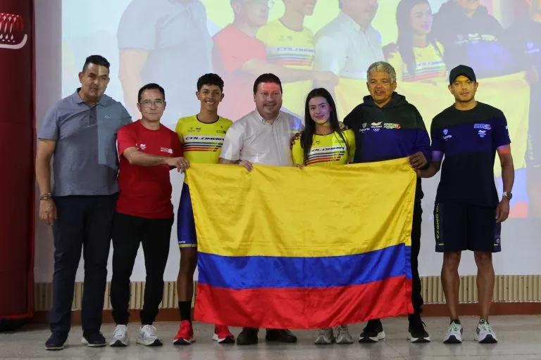 Cérémonie de remise du drapeau de la Colombie aux membres de l'équipe : Gabriela Isabel Rueda, l'athlète la plus expérimentée
