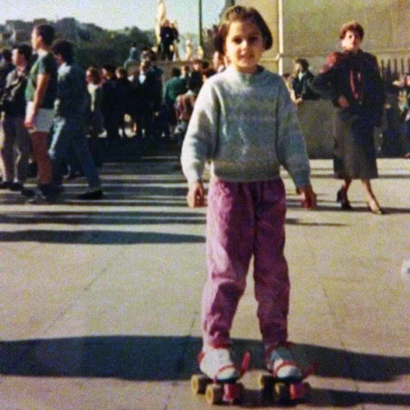 Soraya Ghadery enfant sur ses patins à roulettes