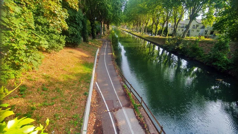 La piste de Strasbourg à Colmar vue en surplomb d'un pont