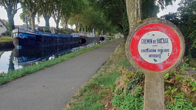 Les anciens panneaux, relique du temps révolu du chemin de halage.