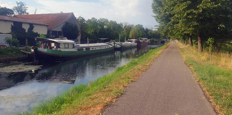 Sur le bord du canal, avec un bel enrobé et un paysage bucolique