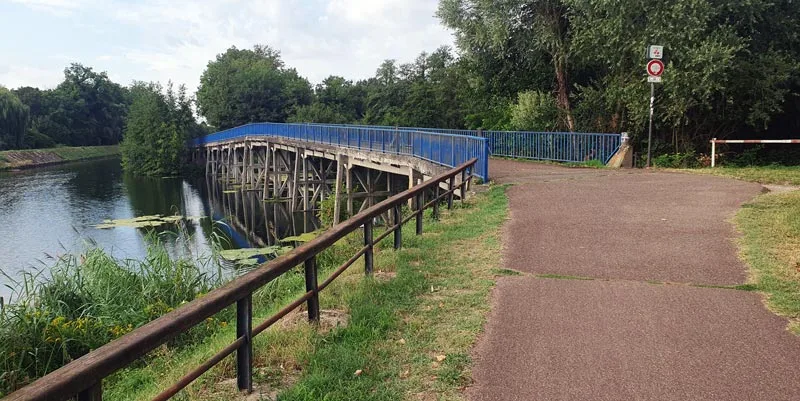 La passerelle de l'écluse de garde n°80 au niveau du village de Krafft offre un panorama sur le canal de décharge de l'Ill.
