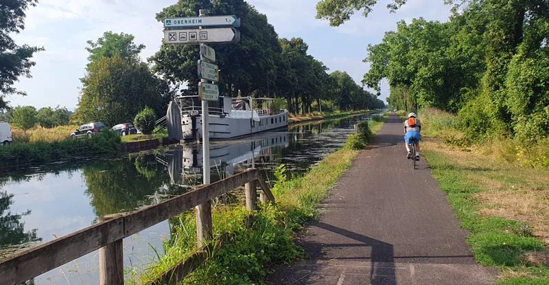 Les cyclistes locaux fréquentent la piste pour leur entraînement