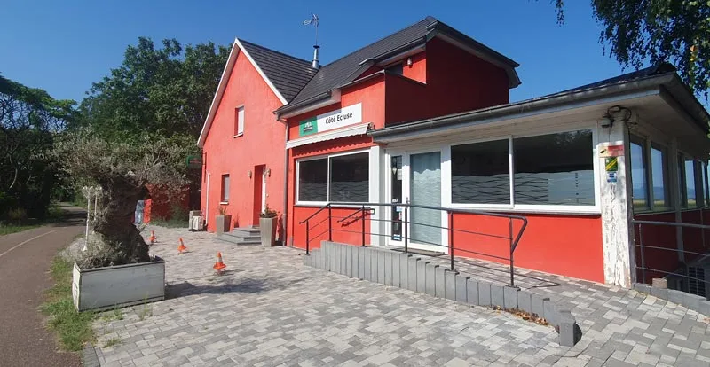 Des toilettes se trouvent en bord de piste au niveau du restaurant Côté Ecluse à Marckolsheim.