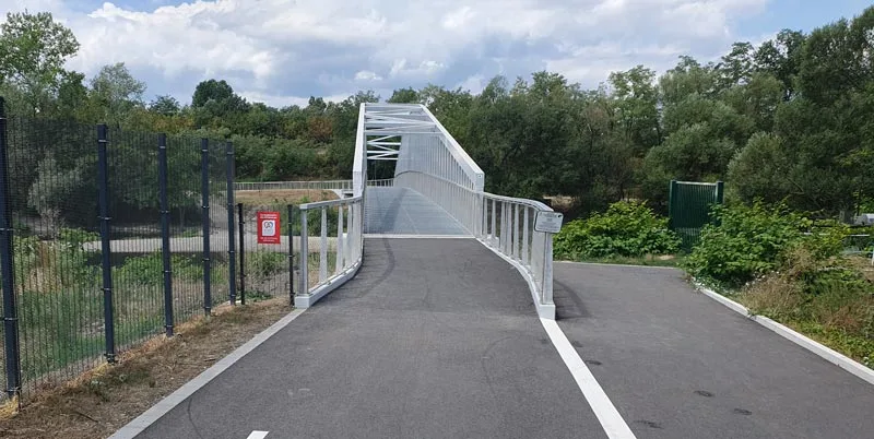 La passerelle qui vous amène à la fin de la piste à l'entrée de Colmar