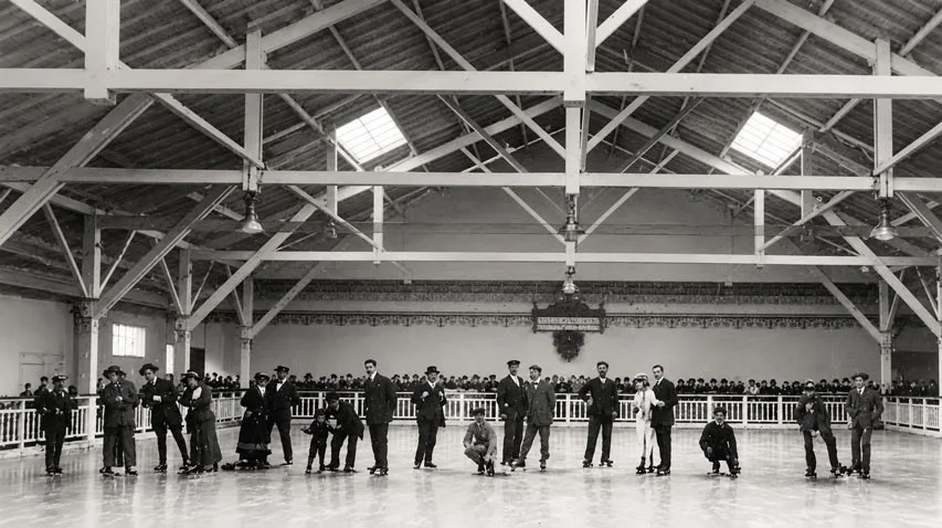 Le skating-rink du Grand Café Leydet (image restaurée grâce à une IA)