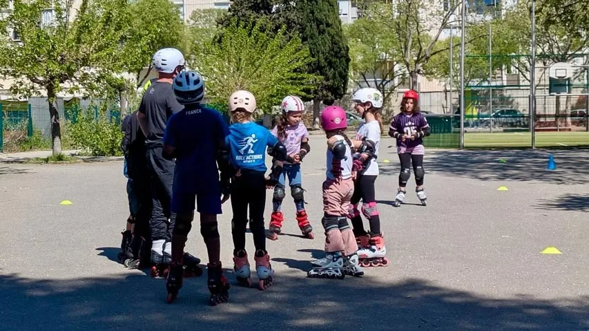 Un groupe de jeunes patineurs du club de roller de Nîmes